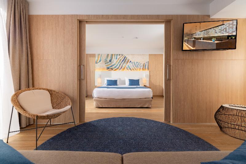 سوییت با چشم‌انداز استخر, L'Azure Hotel 4* Sup