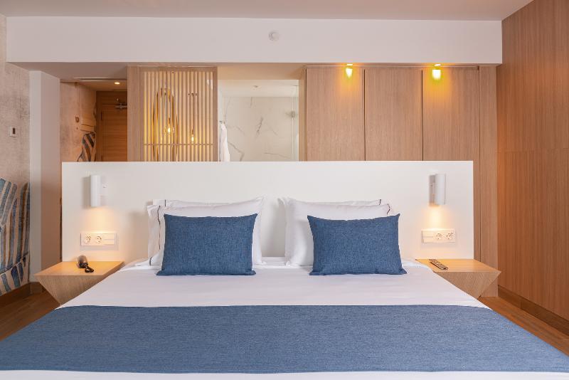 اتاق سه نفره دلوکس با چشم‌انداز استخر, L'Azure Hotel 4* Sup