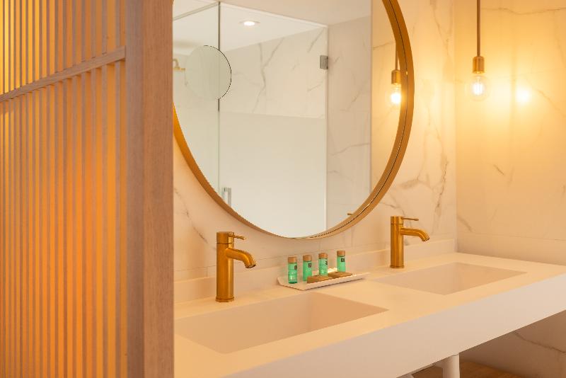اتاق سه نفره دلوکس با چشم‌انداز استخر, L'Azure Hotel 4* Sup