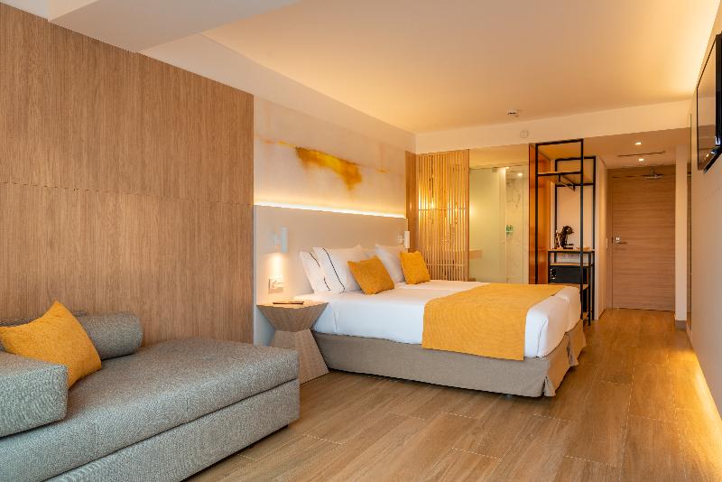 اتاق سوپریور با چشم‌انداز استخر, L'Azure Hotel 4* Sup