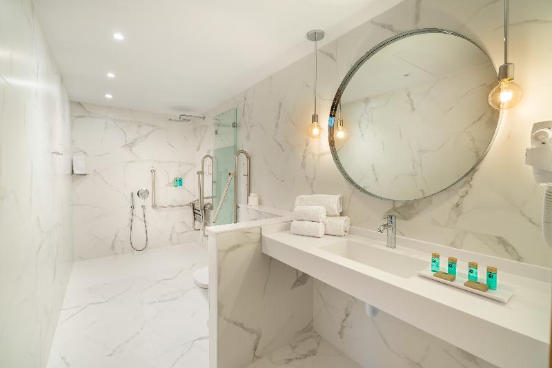 اتاق سوپریور با چشم‌انداز استخر, L'Azure Hotel 4* Sup