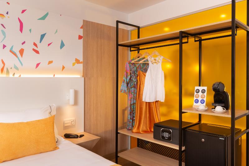 اتاق خانوادگی با چشم‌انداز استخر, L'Azure Hotel 4* Sup