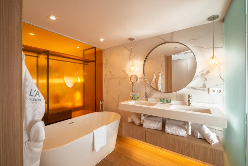 اتاق خانوادگی با چشم‌انداز استخر, L'Azure Hotel 4* Sup