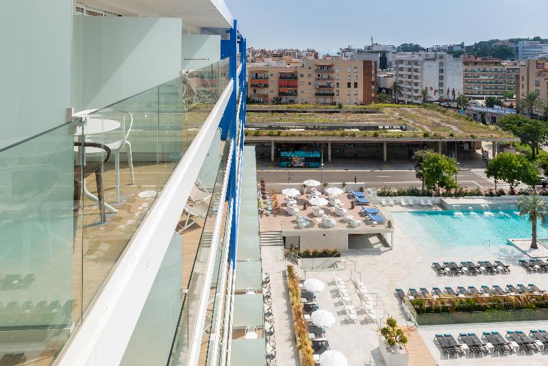 اتاق خانوادگی با چشم‌انداز استخر, L'Azure Hotel 4* Sup