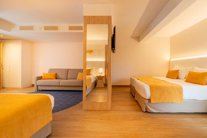 اتاق خانوادگی با چشم‌انداز استخر, L'Azure Hotel 4* Sup
