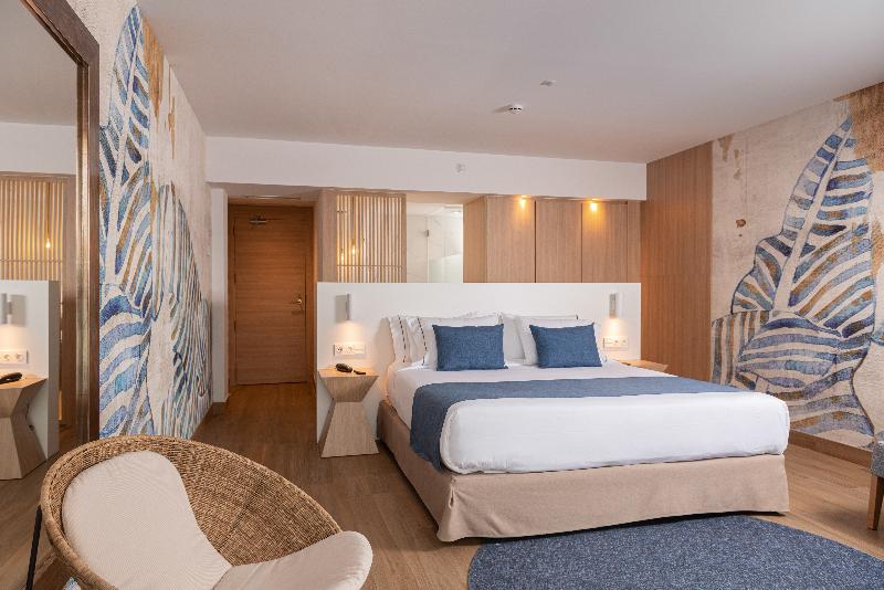 اتاق لوکس با چشم‌انداز استخر, L'Azure Hotel 4* Sup