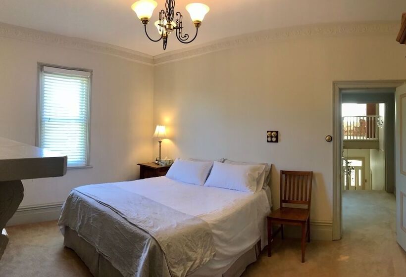 Номер Стандарт, Blayney House