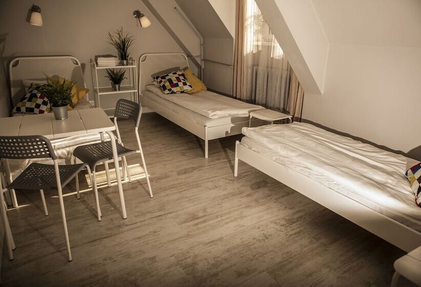اتاق استاندارد سه تخته با سرویس بهداشتی مشترک, Bi Pi Hostel