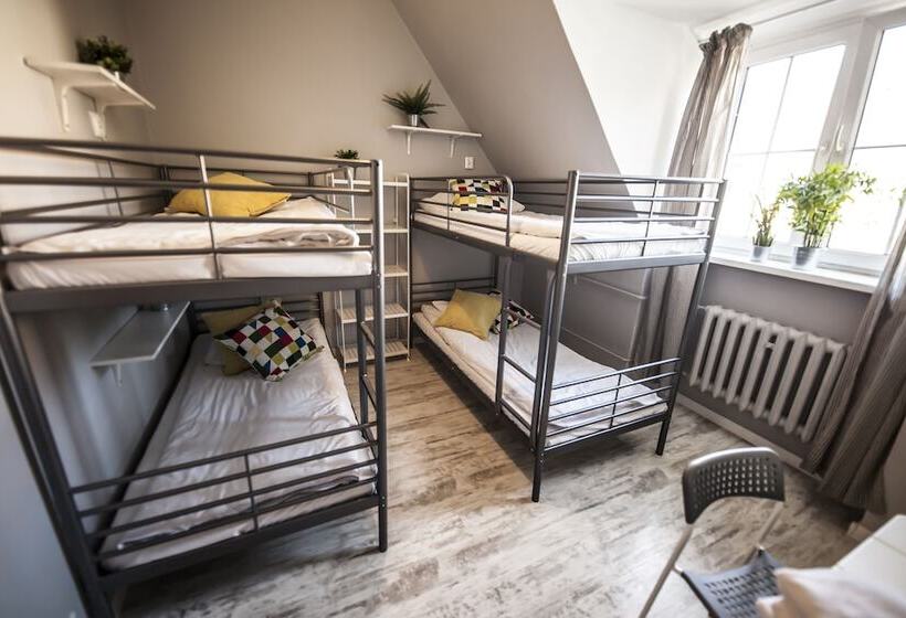 اتاق خانوادگی با سرویس بهداشتی مشترک, Bi Pi Hostel