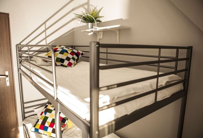 اتاق استاندارد چهارنفره با سرویس بهداشتی مشترک, Bi Pi Hostel