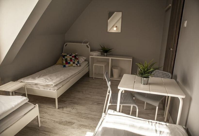 اتاق استاندارد چهارنفره با سرویس بهداشتی مشترک, Bi Pi Hostel