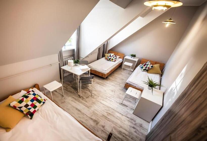 חדר סטנדרט לשלושה עם חדר אמבטיה משוף, Bi Pi Hostel