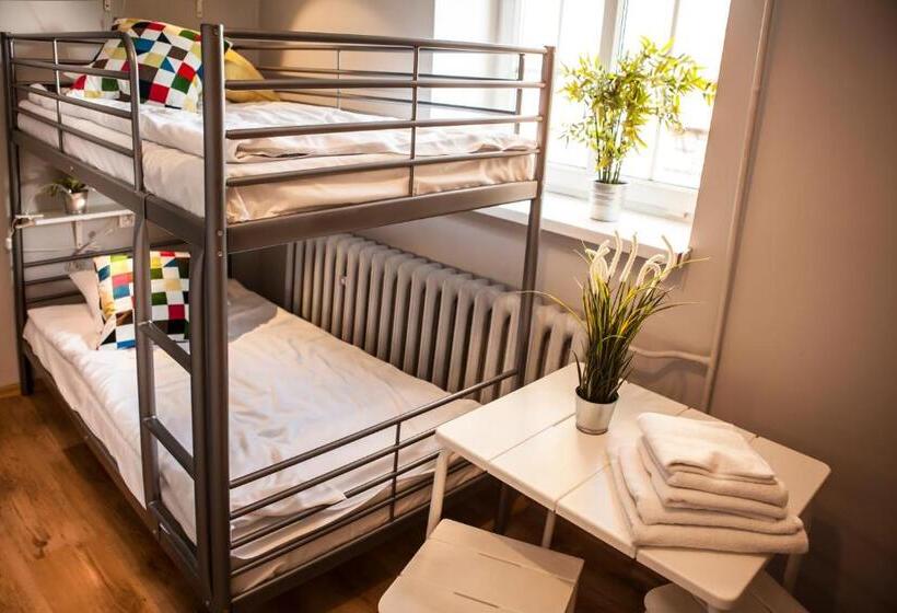 חדר סטנדרט לשלושה עם חדר אמבטיה משוף, Bi Pi Hostel