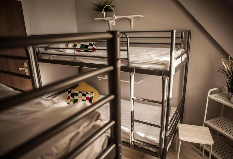 اتاق استاندارد چهارنفره با سرویس بهداشتی مشترک, Bi Pi Hostel