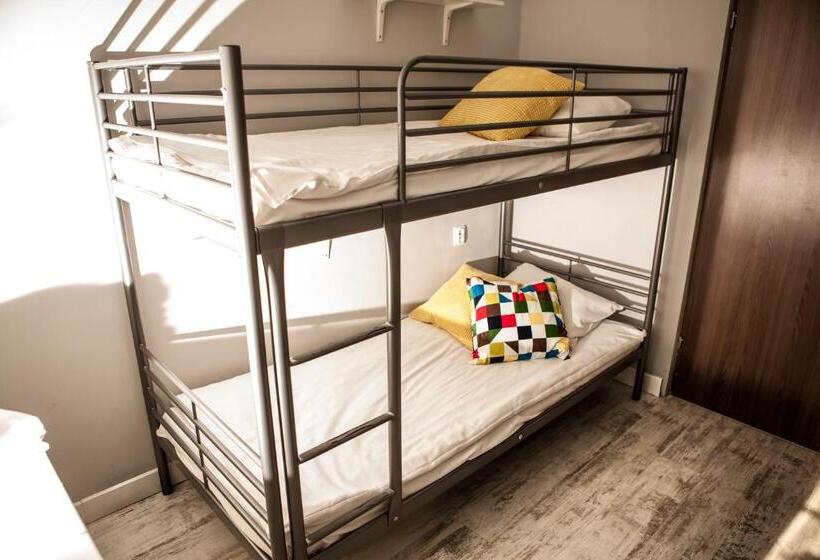 اتاق استاندارد چهارنفره با سرویس بهداشتی مشترک, Bi Pi Hostel