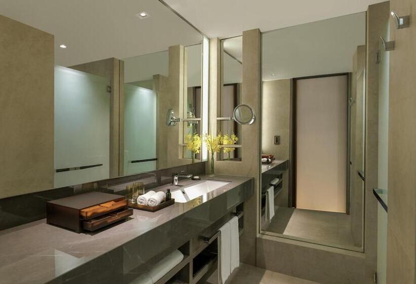اتاق اجرایی با تخت بزرگ, Dusit Thani Laguna Singapore