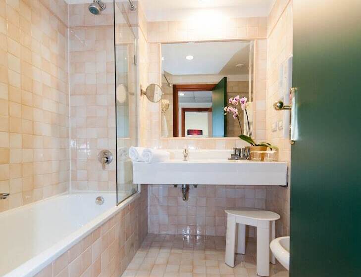 חדר קלאסי לשלושה, Bv Hotel Oly