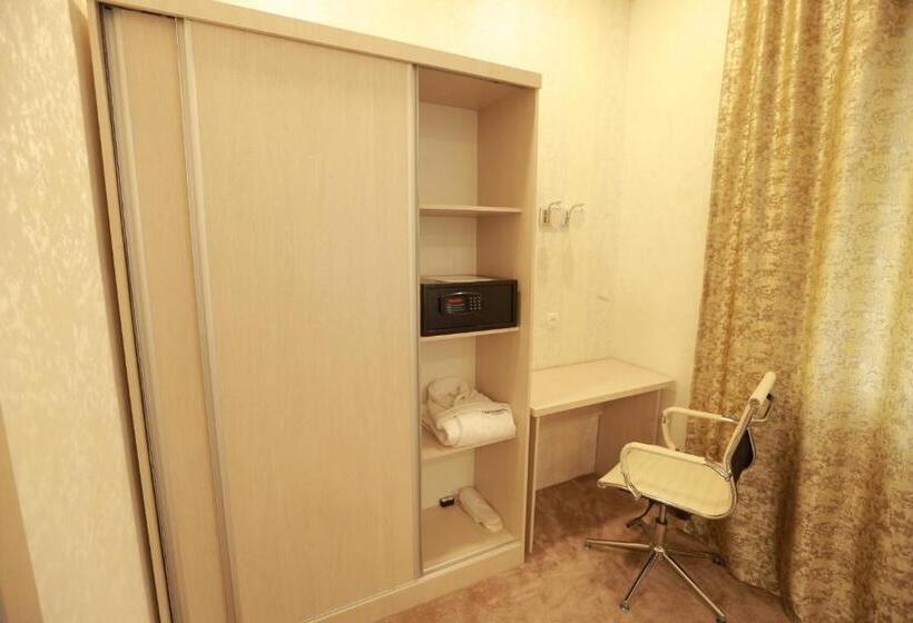 اتاق استاندارد با چشم‌انداز استخر, Uzbekistan