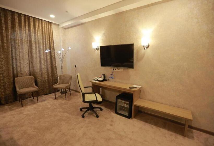 اتاق لوکس با چشم‌انداز استخر, Uzbekistan