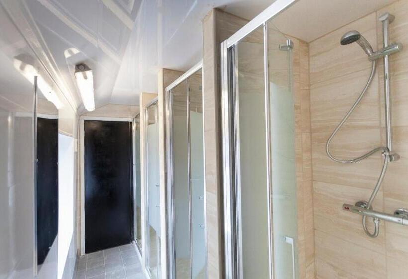 Семейный Номер Совместный Санузел, Fenham Hotel Express