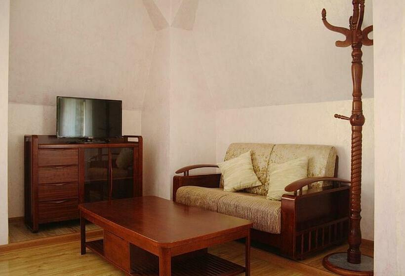 اتاق لوکس با بالکن, Little Shangri La