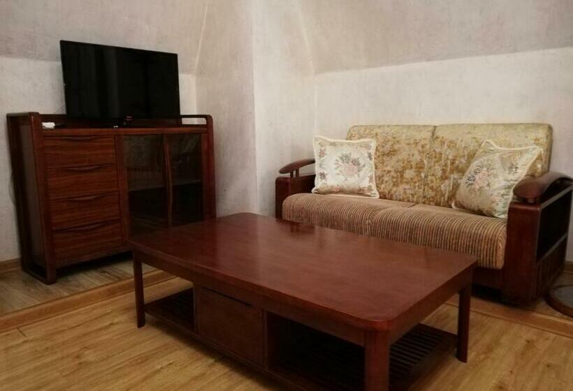 اتاق لوکس با بالکن, Little Shangri La