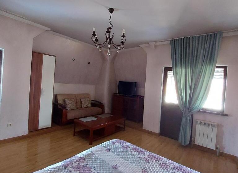 اتاق لوکس با بالکن, Little Shangri La