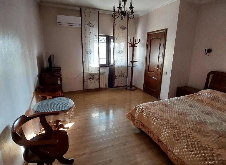 اتاق لوکس, Little Shangri La