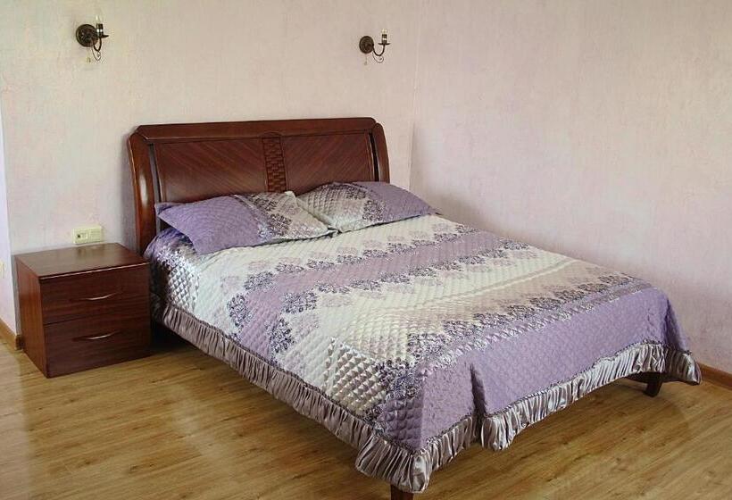 اتاق لوکس با بالکن, Little Shangri La