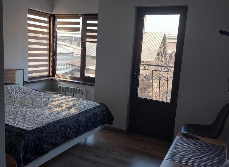اتاق لوکس با بالکن, Little Shangri La