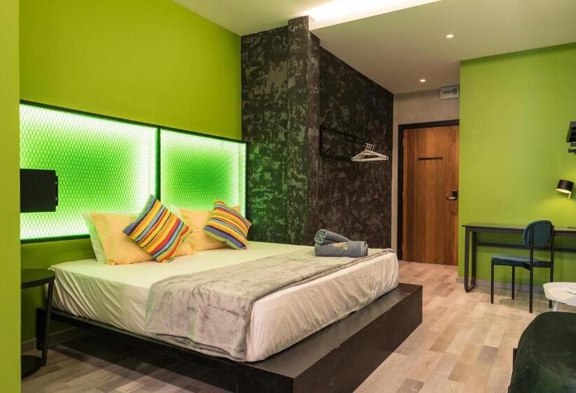 اتاق لوکس با تخت بزرگ, Attic