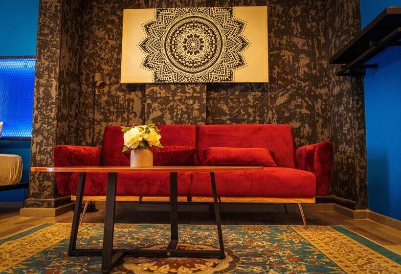 اتاق استاندارد سه تخته با بالکن, Attic