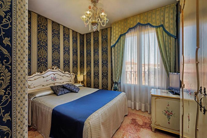 اتاق استاندارد سه نفره, Tre Archi