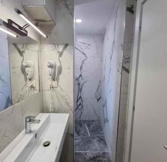 Quarto Triplo Comfort, Himara 28