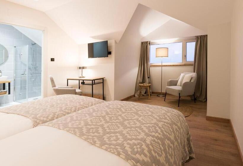 اتاق سه نفره سوپریور با چشم‌انداز دریا, Rías Altas   Hotel Restaurante