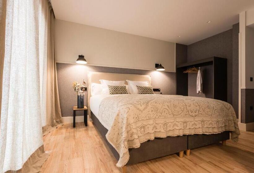 اتاق سه نفره سوپریور با چشم‌انداز دریا, Rías Altas   Hotel Restaurante
