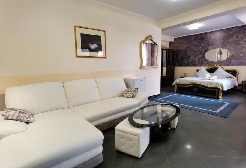 标准三人间, Liberty Rooms