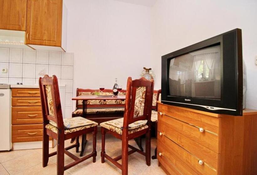 Апартаменты 1 Спальня Вид на Сад, Apartments Veselka
