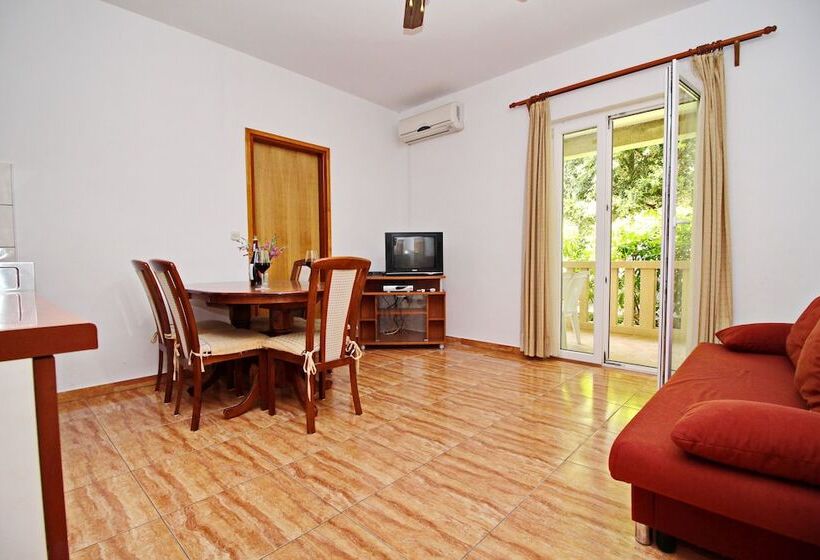 آپارتمان 1 خوابه با چشم‌انداز باغ, Apartments Veselka