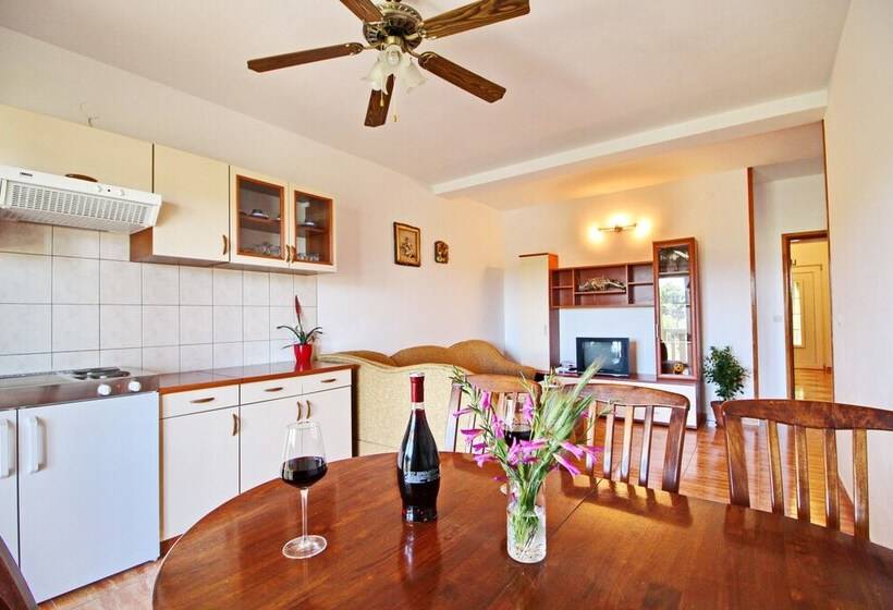 Апартаменты 1 Спальня Вид на Сад, Apartments Veselka