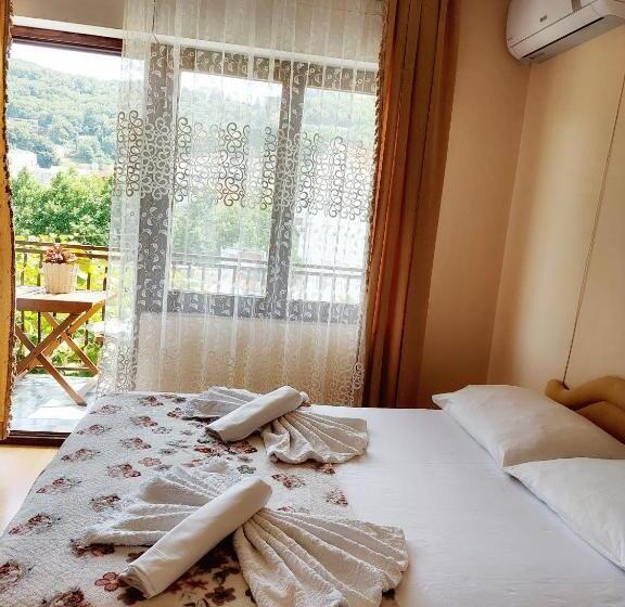 اتاق استاندارد سه تخته با بالکن, Guesthouse Dona
