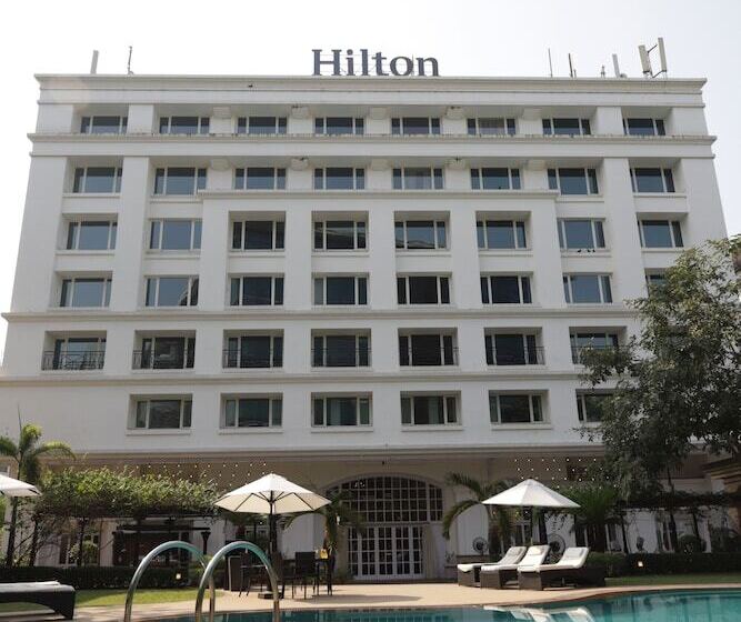 اتاق استاندارد با چشم‌انداز استخر, Hilton Mumbai International Airport