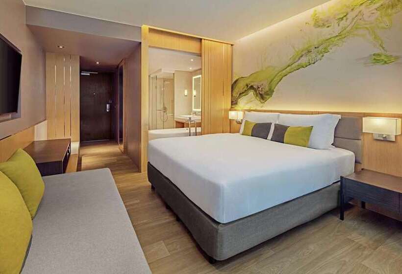 اتاق استاندارد با چشم‌انداز استخر, Hilton Mumbai International Airport