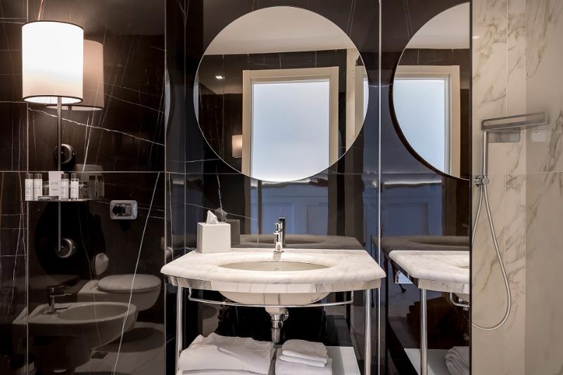 اتاق راحتی با چشم‌انداز دریا, Savoia Hotel Rimini