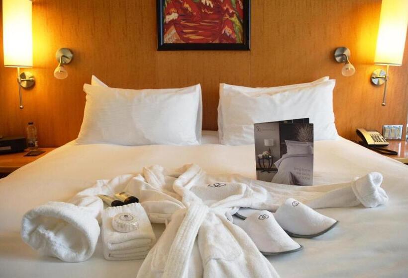 キングサイズベッド、シティビューデラックスルーム, Sofitel Montreal Golden Mile