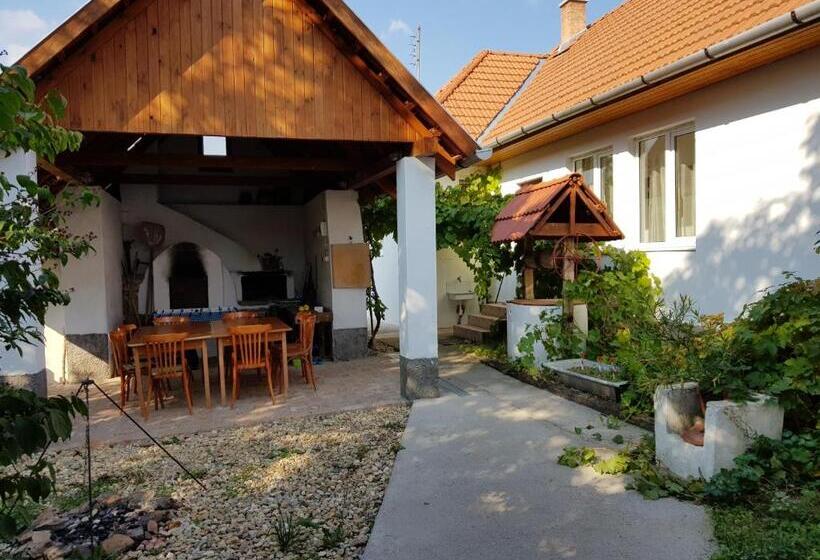 آپارتمان 3 خوابه, Farkaskő Vendégház