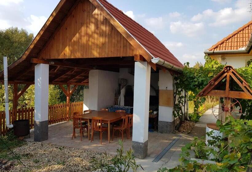 آپارتمان 3 خوابه, Farkaskő Vendégház