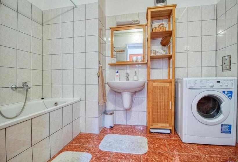 آپارتمان 3 خوابه, Farkaskő Vendégház