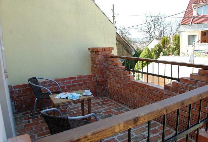استودیو استاندارد با تراس, Maya Guesthouse