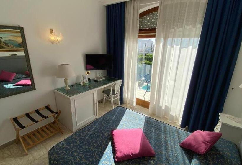 Quarto Superior Vista Piscina, Capri Bougainville